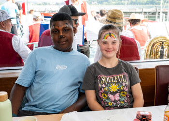 Kinder mit Gesichtsmalerei im Gesicht auf Schiff