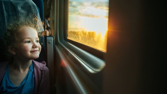 Ein Mädchen sitzt im Zug und sieht aus dem Fenster © Svetlana, Adobe Stock