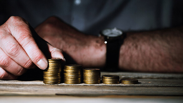 Mann z&auml;hlt Geldm&uuml;nzen