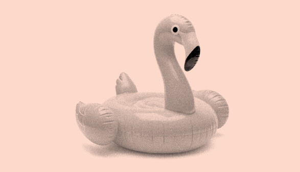Aufblasbarer Flamingo-Schwimmreifen vor einfarbigem, pastellrosa Hintergrund, im Retro-Look mit leichter Körnung dargestellt.