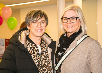 Fotos des AK Charity Kabaretts 2025. Auf den Fotos sind Gäste, Kabarettisten, CliniClowns und AK Präsident Bernhard Heinzle.