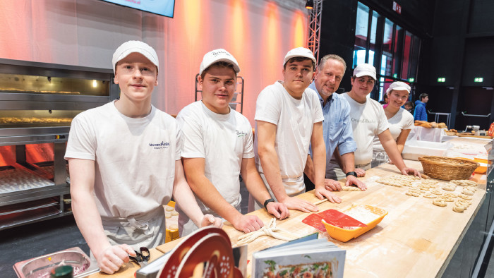 Auch der AK-Präsident bewies Geschick mit Mehl und Teig. © Jürgen Gorbach Bäcker-Lehrlinge sowie Schüler der GASCHT, HTL Bludenz und Bezau © Jürgen Gorbach