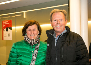 Fotos des AK Charity Kabaretts 2025. Auf den Fotos sind Gäste, Kabarettisten, CliniClowns und AK Präsident Bernhard Heinzle.