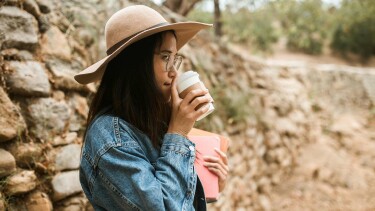 Arbeitnehmerin genießt Pause mit Kaffee – gesetzliche Pausenregelung im Arbeitsrecht erklärt