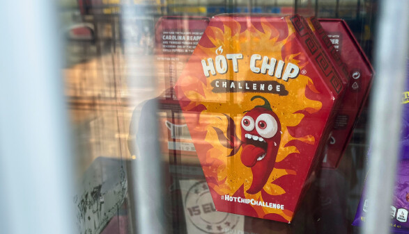 Ein Schaufenfenster mit einer Packung der „Hot Chip Challenge“ in der Auslage