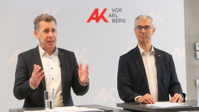 AK Pr&auml;sident Bernhard Heinzle und AK Direktor Andreas Lampert sprechen bei einer Pressekonferenz.