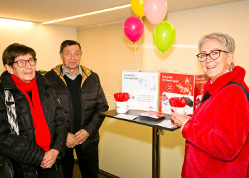 Fotos des AK Charity Kabaretts 2025. Auf den Fotos sind Gäste, Kabarettisten, CliniClowns und AK Präsident Bernhard Heinzle.