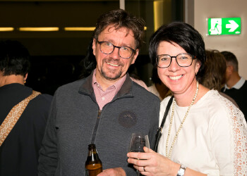 Fotos des AK Charity Kabaretts 2025. Auf den Fotos sind Gäste, Kabarettisten, CliniClowns und AK Präsident Bernhard Heinzle.