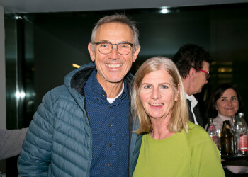 Fotos des AK Charity Kabaretts 2025. Auf den Fotos sind Gäste, Kabarettisten, CliniClowns und AK Präsident Bernhard Heinzle.