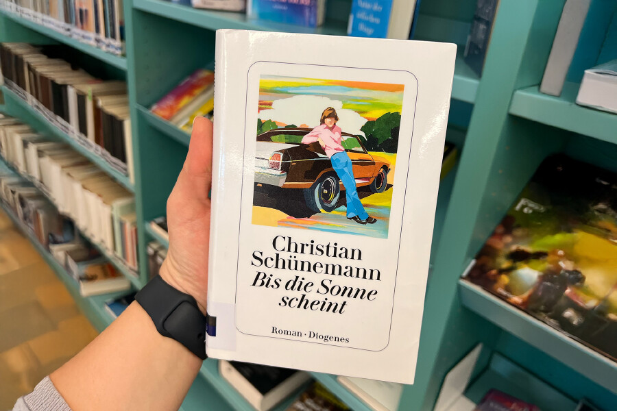 Buchcover "Bis die Sonne schient" in der AK Biblothek