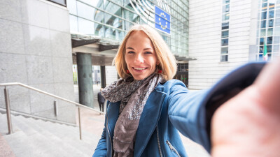 Ein Selfie vor dem Europäischen Parlament? Schließlich werden hier auch zahlreiche Bestimmungen beschlossen, die das Leben der Konsument:innen erheblich leichter machen.