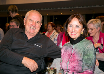 Fotos des AK Charity Kabaretts 2025. Auf den Fotos sind Gäste, Kabarettisten, CliniClowns und AK Präsident Bernhard Heinzle.