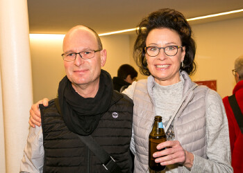 Fotos des AK Charity Kabaretts 2025. Auf den Fotos sind Gäste, Kabarettisten, CliniClowns und AK Präsident Bernhard Heinzle.