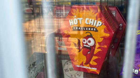 Ein Schaufenfenster mit einer Packung der „Hot Chip Challenge“ in der Auslage