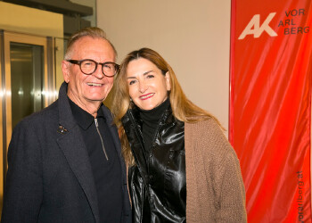 Fotos des AK Charity Kabaretts 2025. Auf den Fotos sind Gäste, Kabarettisten, CliniClowns und AK Präsident Bernhard Heinzle.