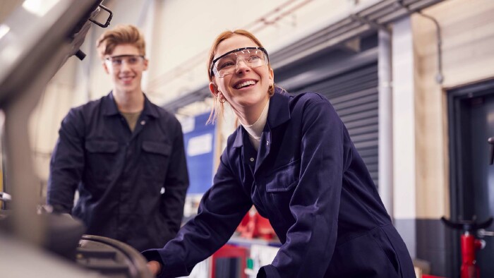 Mit der richtigen Vorbereitung kannst du entspannt in die Lehrabschlussprüfung starten. © Monkey Business, AdobeStock Ein Junge und ein Mädchen in Arbeitskleidung arbeiten an einem Auto.