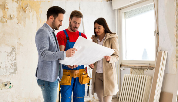 Bauherren besprechen Umbau mit Arbeiter