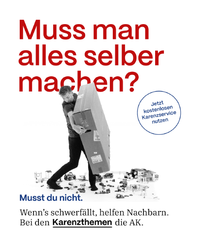 Kampagnenposter der AK Vorarlberg. Ein Mann tr&auml;gt m&uuml;hsam ein gro&szlig;es Paket &uuml;ber einen Boden voller Kinderspielzeug. Der Text lautet: &bdquo;Muss man alles selber machen? Musst du nicht. Bei den Karenzthemen die AK.&ldquo; Ein Aufruf oben rechts: &bdquo;Jetzt kostenlosen Karenzservice nutzen&ldquo;.