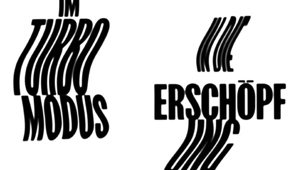 Schwarze Typografie auf wei&szlig;em Hintergrund mit dem Schriftzug &bdquo;IM TURBO MODUS IN DIE ERSCH&Ouml;PFUNG&ldquo;. Die W&ouml;rter &bdquo;TURBO&ldquo;, &bdquo;IN DIE&ldquo; und &bdquo;UNG&ldquo; sind optisch st&auml;rkstens verzerrt und geschwungen dargestellt, um den Eindruck von Bewegung oder &Uuml;berforderung zu vermitteln.