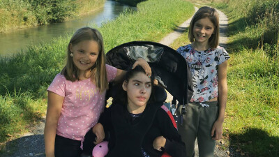 Angelina mit ihren beiden Schwestern in der Natur.