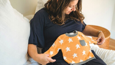 Schwangere mit Babykleidung © Amina Filkins, Pexels