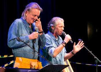 Fotos des AK Charity Kabaretts 2025. Auf den Fotos sind Gäste, Kabarettisten, CliniClowns und AK Präsident Bernhard Heinzle.