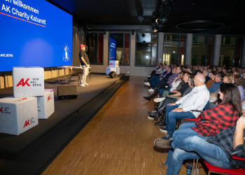 Fotos des AK Charity Kabaretts 2025. Die Fotos zeigen Gäste im Saal sowie Kabarettisten, CliniClowns und AK Präsident Bernhard Heinzle auf der Bühne.