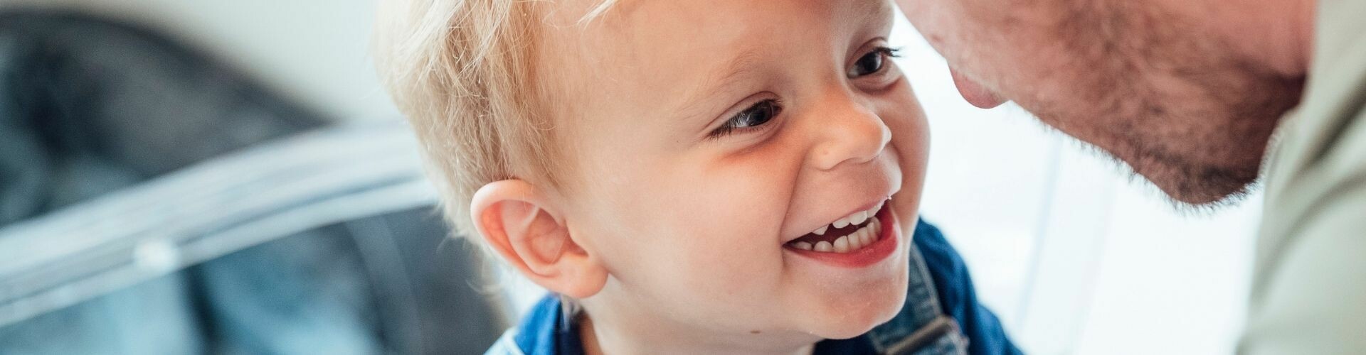 Lachender Junge mit Papa