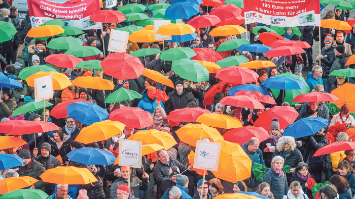 Über 1300 Bedienstete aus dem Sozialbereich machten am Mittwochabend ihrem Ärger Luft © Mathis Fotografie 1300 Teilnehmer mit aufgespannten Schirmen © Mathis Fotografie