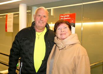 Fotos des AK Charity Kabaretts 2025. Auf den Fotos sind Gäste, Kabarettisten, CliniClowns und AK Präsident Bernhard Heinzle.