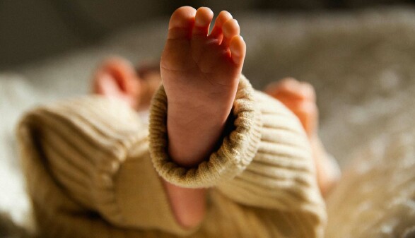 Nahaufnahme eines nackten Fußes eines Babys.