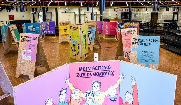 Foto der aufgebauten Ausstellungstafeln zum  Thema Demokratie