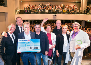 Fotos des AK Charity Kabaretts 2025. Auf den Fotos sind Gäste, Kabarettisten, CliniClowns und AK Präsident Bernhard Heinzle.