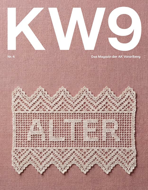 Titelseite des &bdquo;KW9&ldquo;-Magazins der AK Vorarlberg (Nr. 4). Auf einem altrosa Stoffhintergrund liegt eine wei&szlig;e H&auml;kelspitze, in deren Zentrum das Wort &bdquo;ALTER&ldquo; eingestrickt ist. &Uuml;ber dem Motiv steht in gro&szlig;en, wei&szlig;en Buchstaben der Titel &bdquo;KW9&ldquo;.