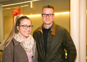 Fotos des AK Charity Kabaretts 2025. Auf den Fotos sind Gäste, Kabarettisten, CliniClowns und AK Präsident Bernhard Heinzle.