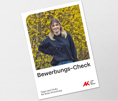 Junge Frau vor einem gelb bl&uuml;henden Strauch