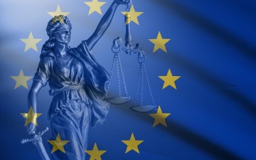 Justizia vor Fahne der EU ©  sergign, Adobe Stock