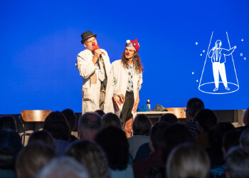 Fotos des AK Charity Kabaretts 2025. Die Fotos zeigen Gäste im Saal sowie Kabarettisten, CliniClowns und AK Präsident Bernhard Heinzle auf der Bühne.