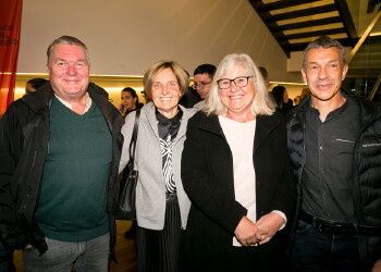 Fotos des AK Charity Kabaretts 2025. Auf den Fotos sind Gäste, Kabarettisten, CliniClowns und AK Präsident Bernhard Heinzle.