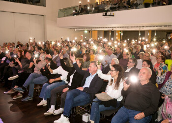 Fotos des AK Charity Kabaretts 2025. Auf den Fotos sind Gäste, Kabarettisten, CliniClowns und AK Präsident Bernhard Heinzle.