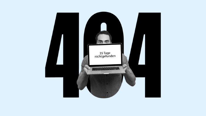 Eine digitale Grafik auf hellblauem Hintergrund. Im Zentrum stehen die gro&szlig;en, schwarzen Ziffern &bdquo;404&ldquo;. In der mittleren Ziffer (der Null) ist eine Schwarz-Wei&szlig;-Fotografie eines Mannes zu sehen, der mit weit ge&ouml;ffneten Augen direkt in die Kamera blickt. Er h&auml;lt einen aufgeklappten Laptop vor sein Gesicht, sodass nur seine Augenpartie knapp dar&uuml;ber hinausschaut. Auf dem hellen Laptop-Bildschirm steht der zentrierte Text &bdquo;35 Tage nichtgefunden&ldquo;.