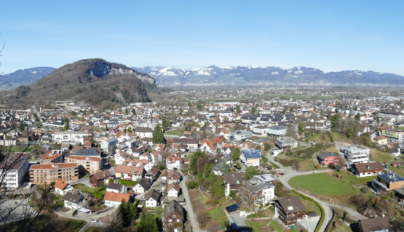 Ein Blick ins Rheintal macht den Siedlungsdruck deutlich sichtbar. Die Mehrwertabgabe bei Umwidmungen von Grünland in Bauland wird in der Schweiz bereits seit den 1980er Jahren erhoben. © Zihe, Adobe Stock