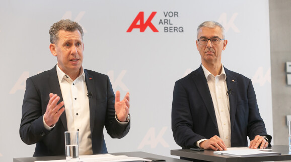 AK Pr&auml;sident Bernhard Heinzle und AK Direktor Andreas Lampert sprechen bei einer Pressekonferenz.