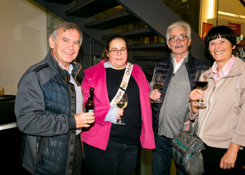 Fotos des AK Charity Kabaretts 2025. Auf den Fotos sind Gäste, Kabarettisten, CliniClowns und AK Präsident Bernhard Heinzle.