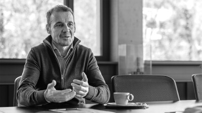 Schwarz-Wei&szlig;-Foto von Bernd Giesinger im Gespr&auml;ch.