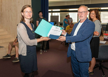 22 Coderinnen und Coder erhielten aus der Hand von AK-Direktor Rainer Keckeis ihre Diplome.