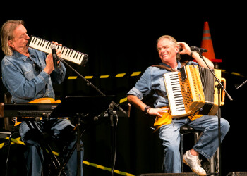 Fotos des AK Charity Kabaretts 2025. Auf den Fotos sind Gäste, Kabarettisten, CliniClowns und AK Präsident Bernhard Heinzle.