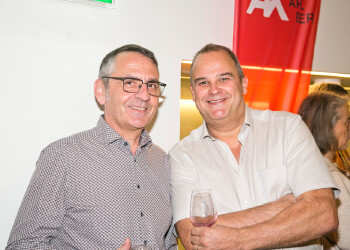 Fotos des AK Charity Kabaretts 2025. Auf den Fotos sind Gäste, Kabarettisten, CliniClowns und AK Präsident Bernhard Heinzle.