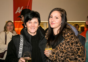 Fotos des AK Charity Kabaretts 2025. Auf den Fotos sind Gäste, Kabarettisten, CliniClowns und AK Präsident Bernhard Heinzle.