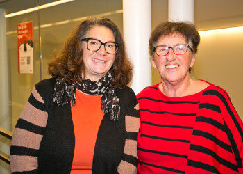 Fotos des AK Charity Kabaretts 2025. Auf den Fotos sind Gäste, Kabarettisten, CliniClowns und AK Präsident Bernhard Heinzle.